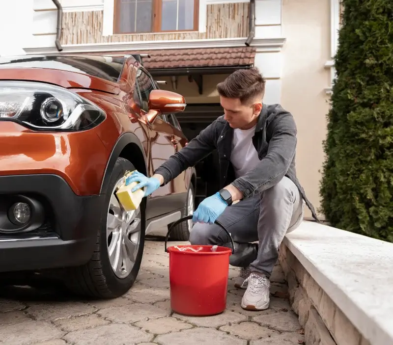 Lavage auto à domicile Lascaux : professionnel intervenant sur un véhicule